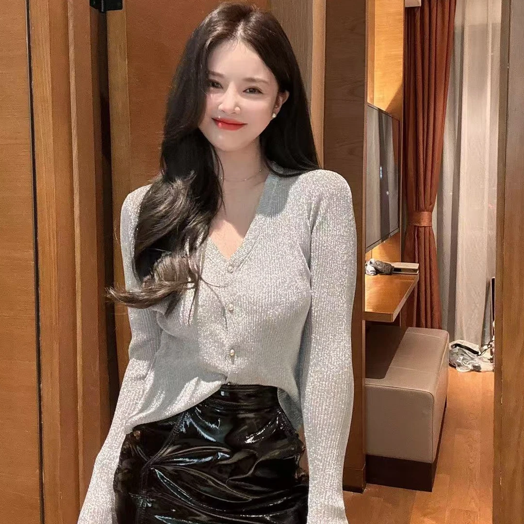 福利7.1号春款名媛气质v领纽扣上衣 现货  时尚百搭显瘦设计感