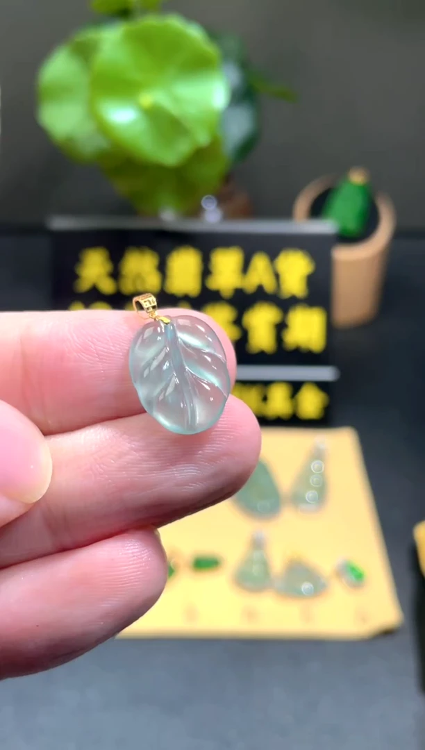 颈饰18K金镶嵌翡翠翡翠A货