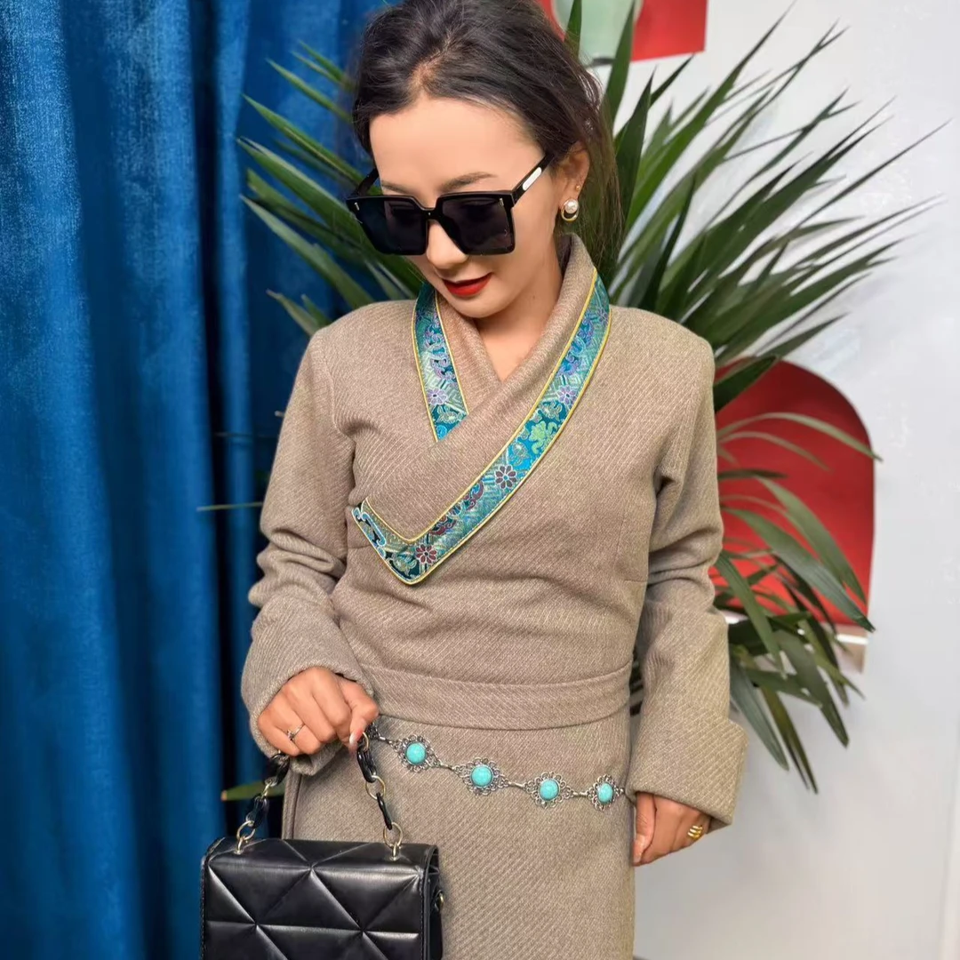 冬季轻奢时尚网红毛呢藏服+配饰