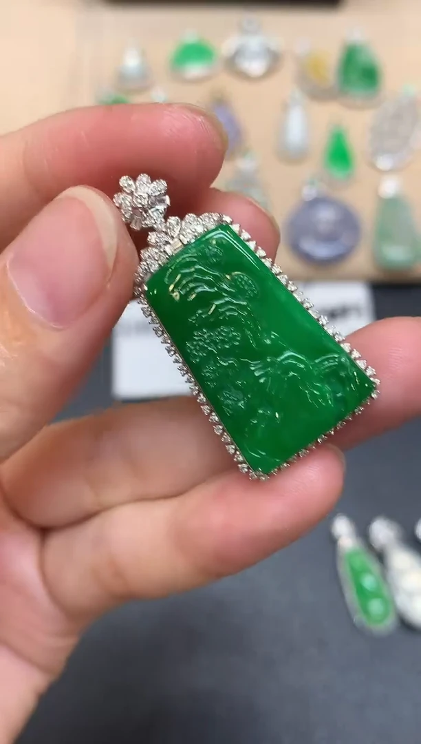 颈饰18K金镶嵌翡翠山水牌【无服务费