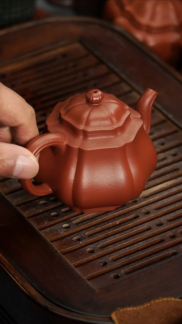 茶壶紫砂宜兴紫砂朱泥筋纹宫灯180毫升