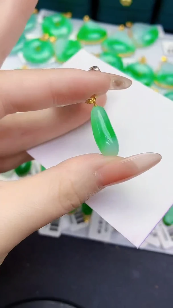 颈饰18K金镶嵌翡翠缅甸天然翡翠A货