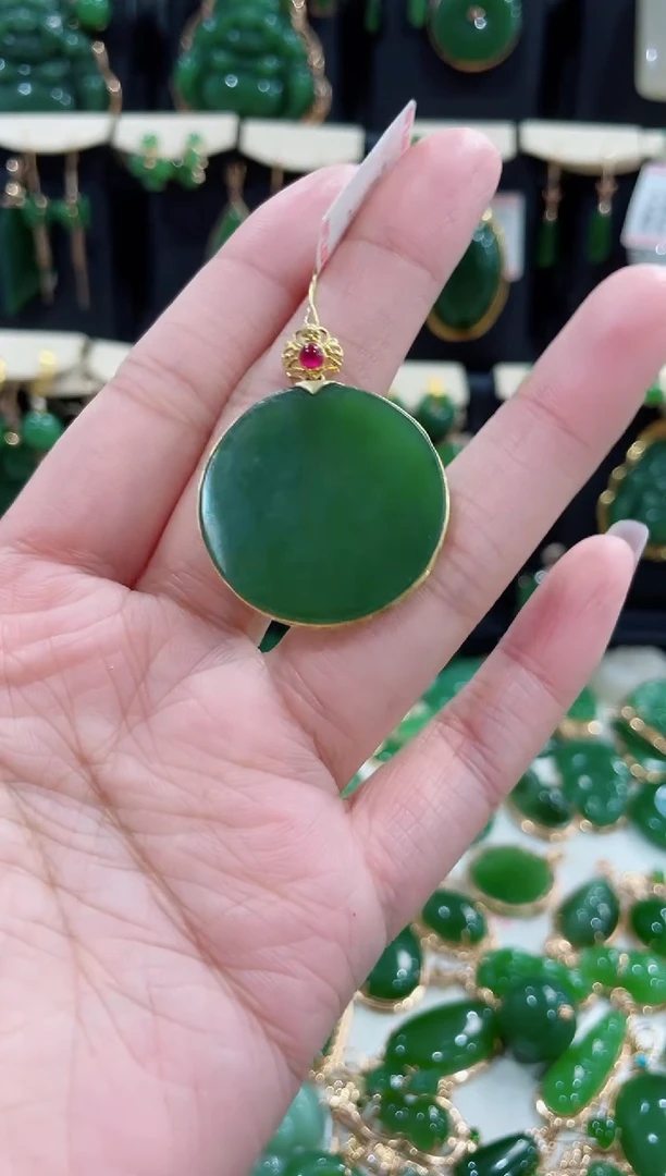 颈饰18K金镶嵌和田玉（碧玉）六*圆牌