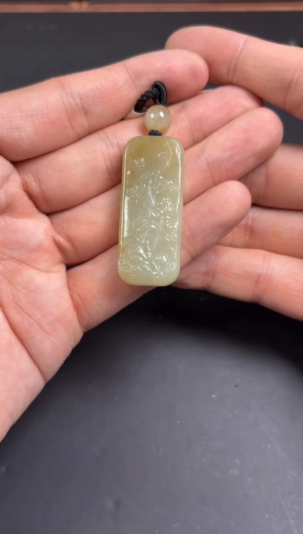 【闪购商品】和田玉吊坠(赠链)未镶嵌且末微色差迪克兰吊坠