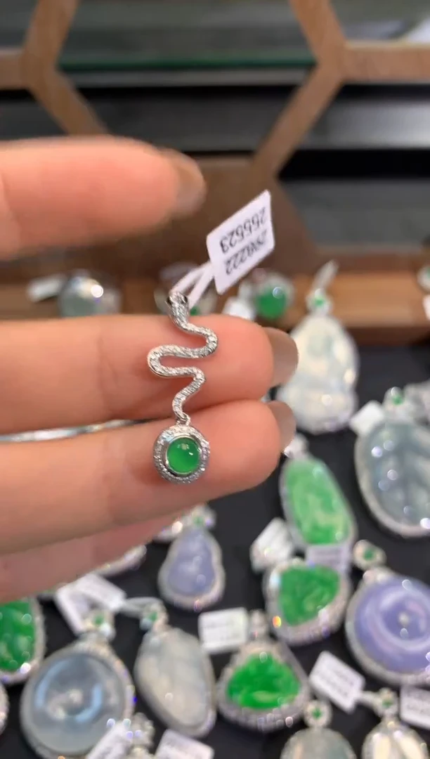 【闪购商品】翡翠吊坠(不含链)18K金镶嵌吊坠