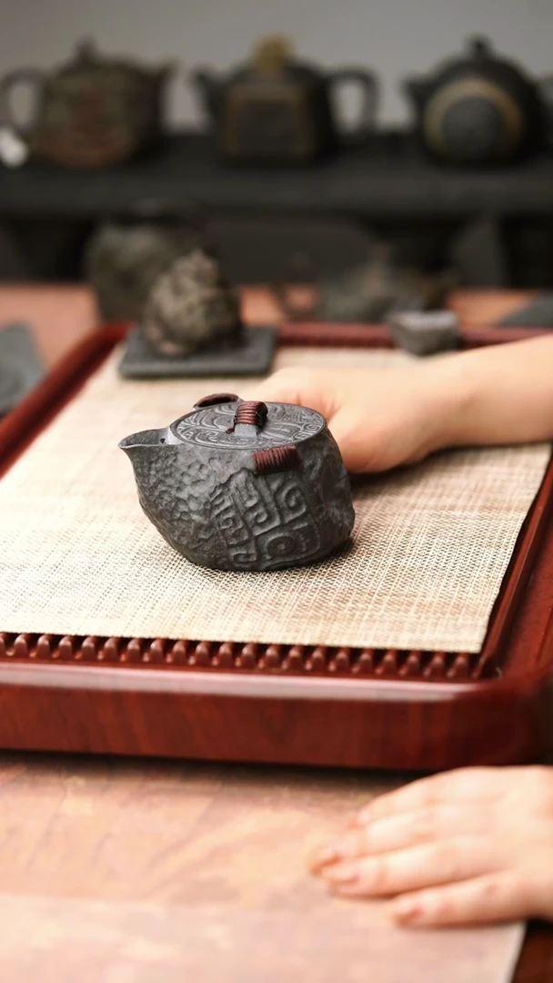 归玉堂冰碛岩重工雕刻饕餮宝瓶壶220cc