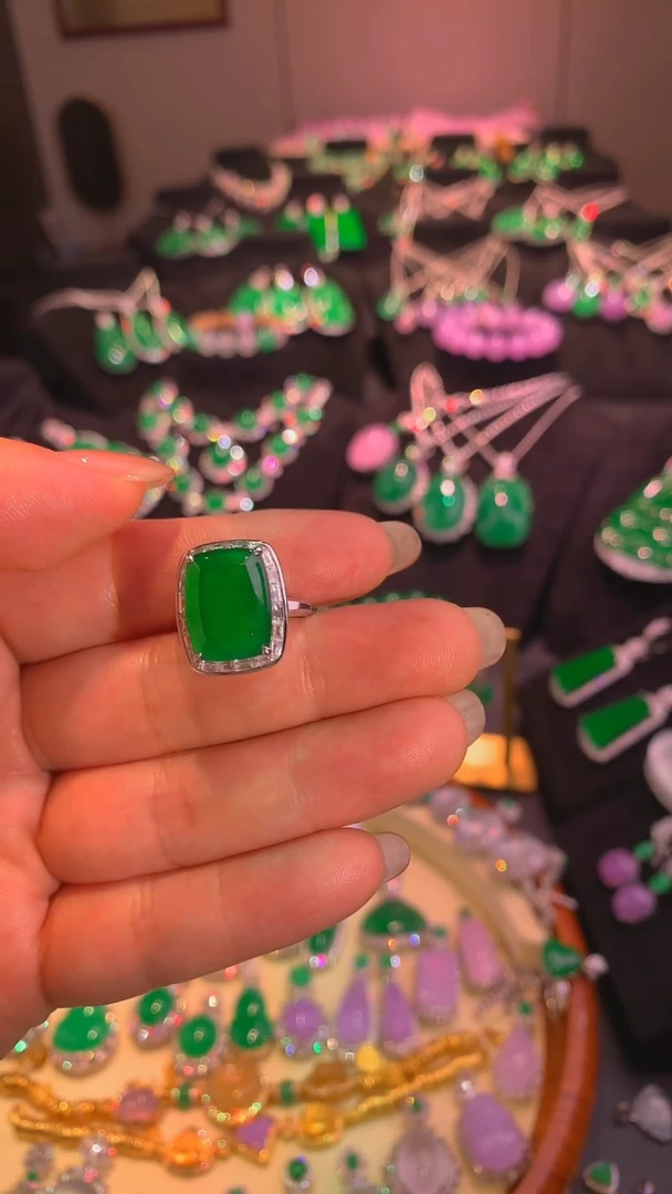 翡翠戒指18K金镶嵌翡翠无事牌戒指