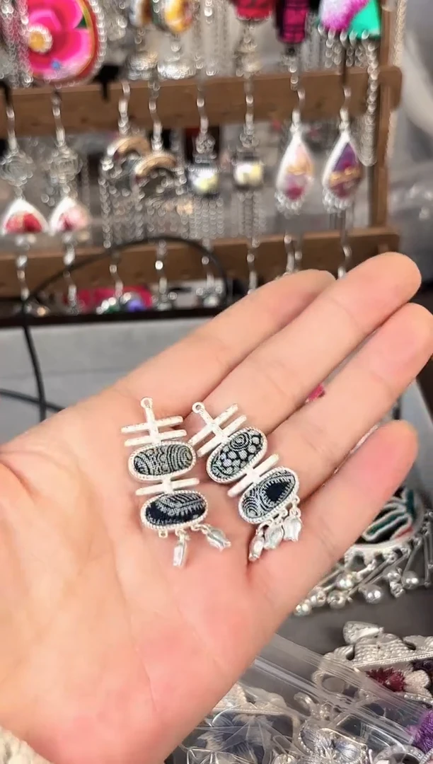 彩云南阁非遗老绣苗银饰品728