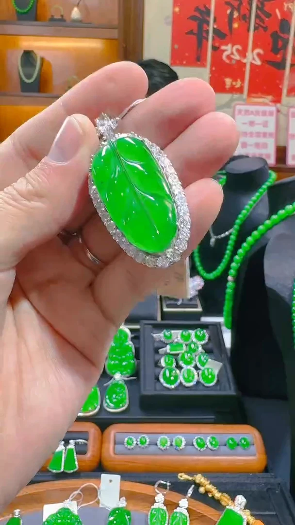 【闪购商品】翡翠吊坠(赠链)银S925镶嵌天然A货翡翠