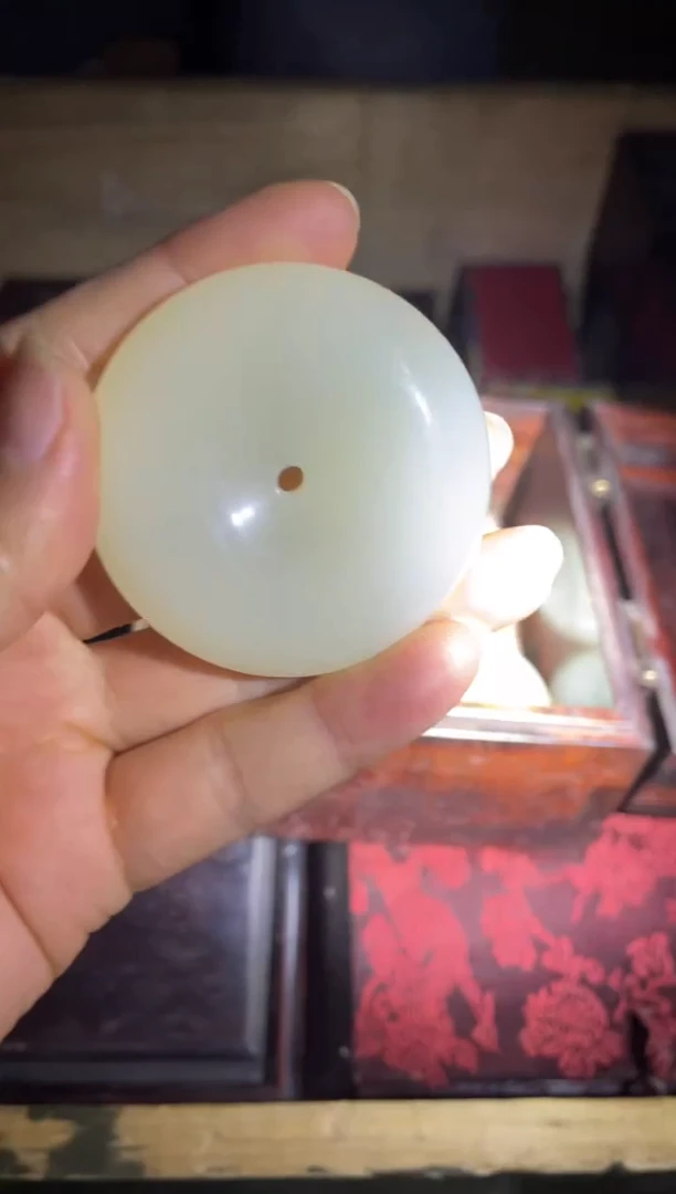 和田玉未镶嵌颈饰羊脂白平安扣1件