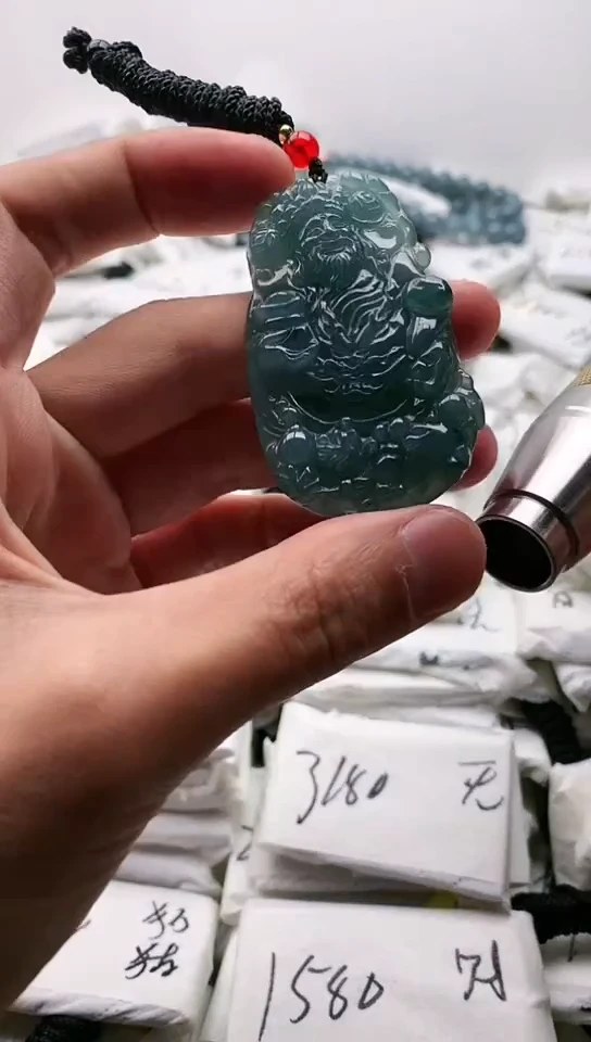 翡翠未镶嵌颈饰财神爷