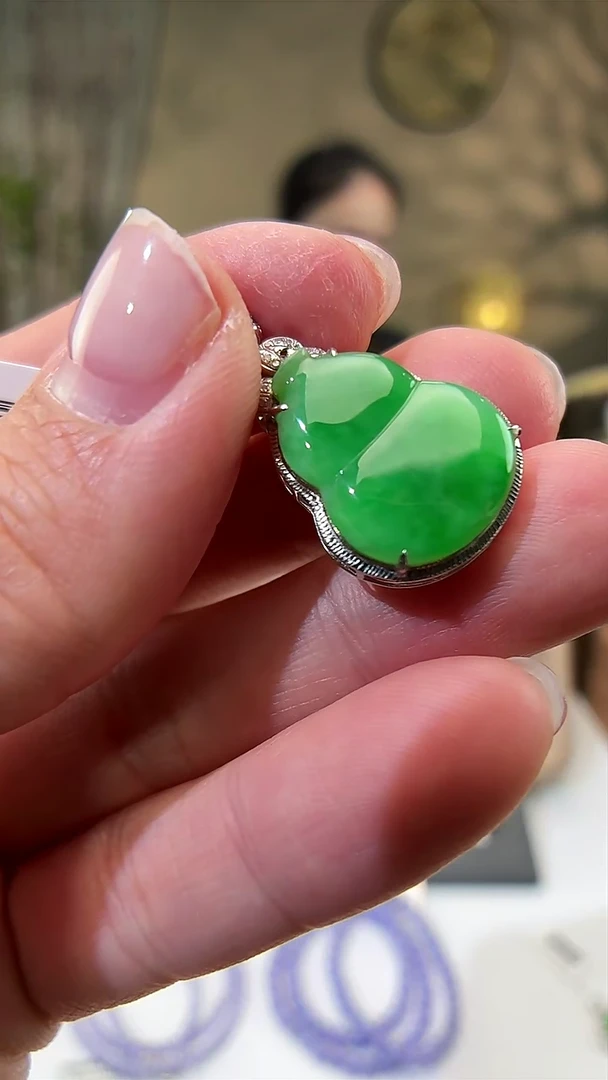 颈饰18K金镶嵌翡翠葫芦