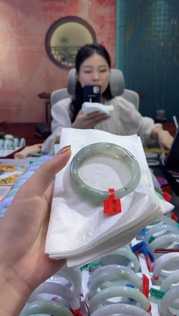 翡翠手镯未镶嵌多人085255