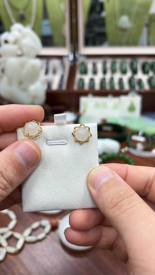 颈饰18K金镶嵌和田玉耳钉一对