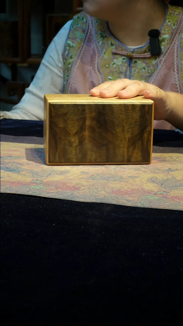 金丝楠阴沉木水波纹面板天地盖首饰盒