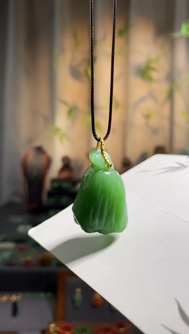 和田玉18K金镶嵌颈饰，碧玉荧光料，仿生莲蓬