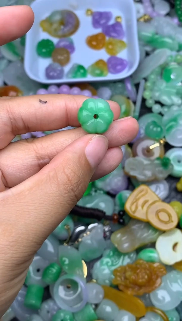 颈饰未镶嵌翡翠天然缅甸翡翠吊坠