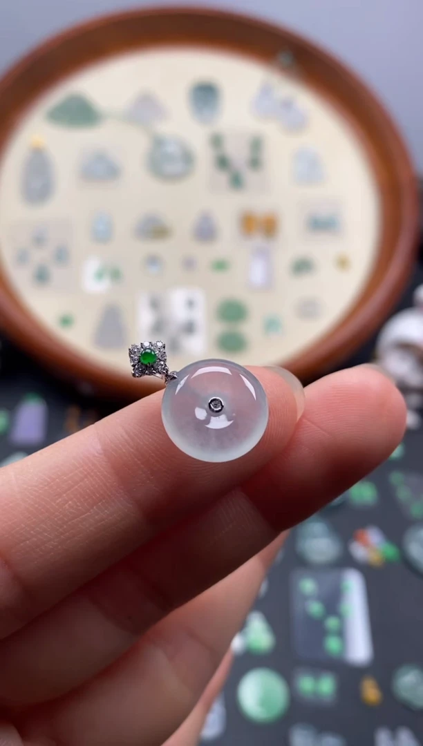 颈饰18K金镶嵌翡翠高冰扣子/芬