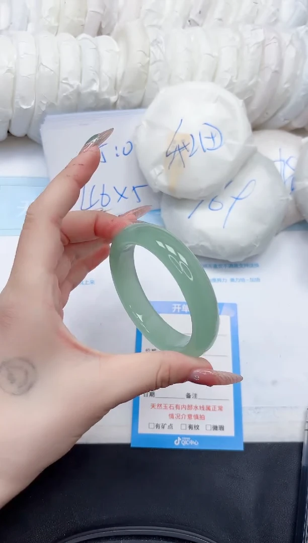 石英质玉手镯未镶嵌125-60