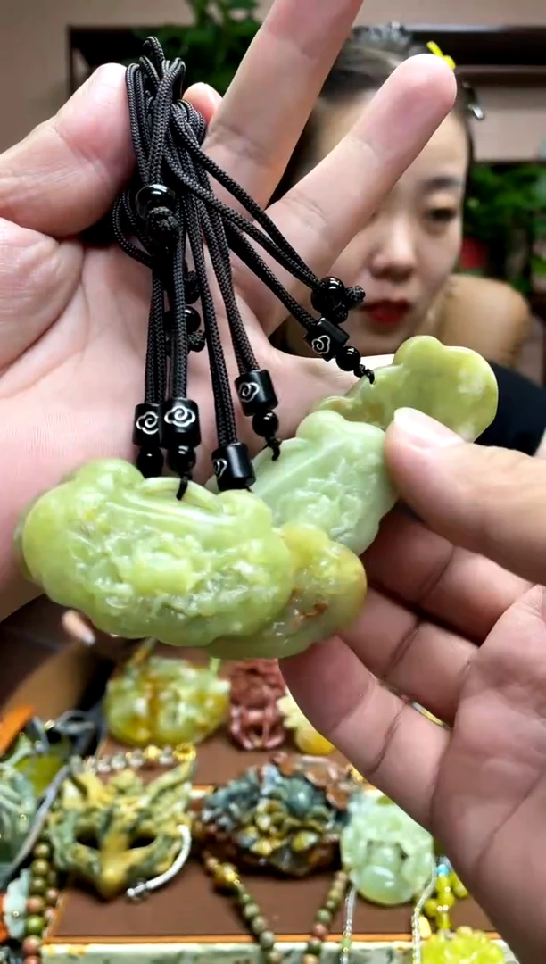 未镶嵌岫玉颈饰多样性发货发其中之一