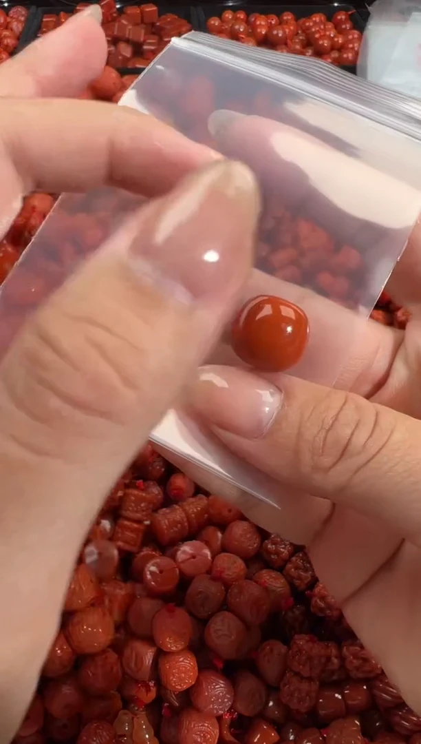 南红玛瑙未镶嵌颈饰1