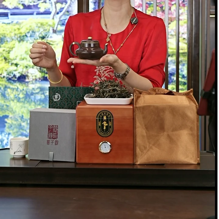 《老班章普洱生茶礼盒装（200克）》+紫泥描金君德+主人杯