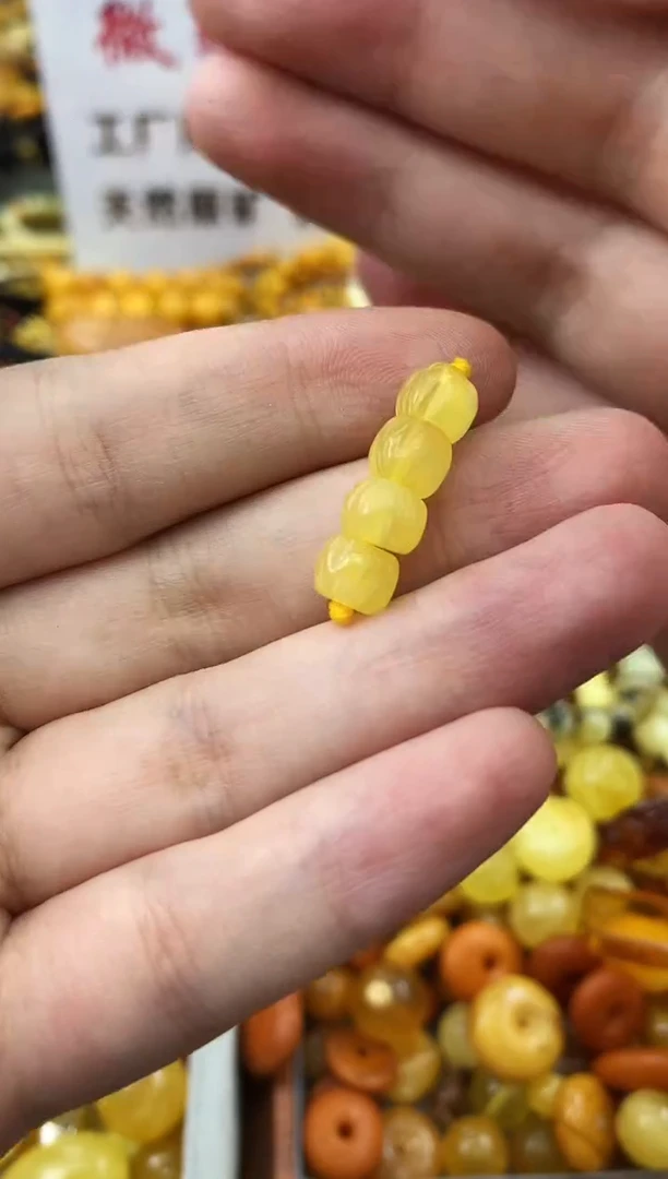 未镶嵌琥珀珠宝奇石88
