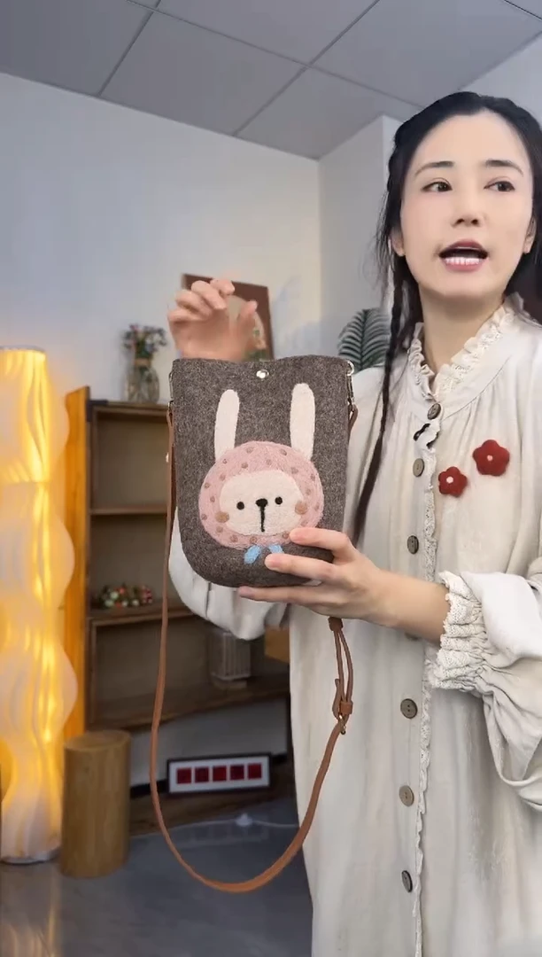 羊毛非遗纯手工包  手机包兔子