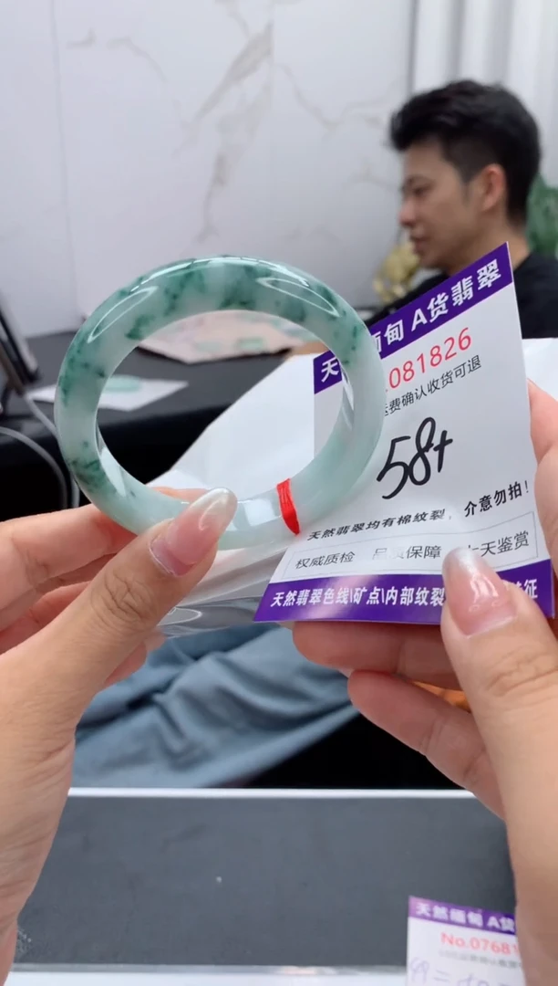 未镶嵌手镯翡翠有纹，完美者勿拍