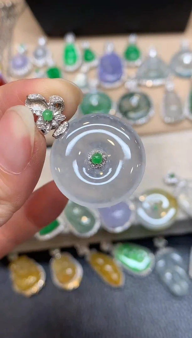 颈饰18K金镶嵌翡翠平安扣【无服务费