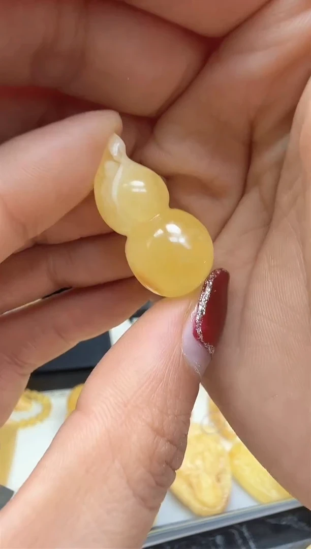 【闪购商品】琥珀裸石未镶嵌葫芦