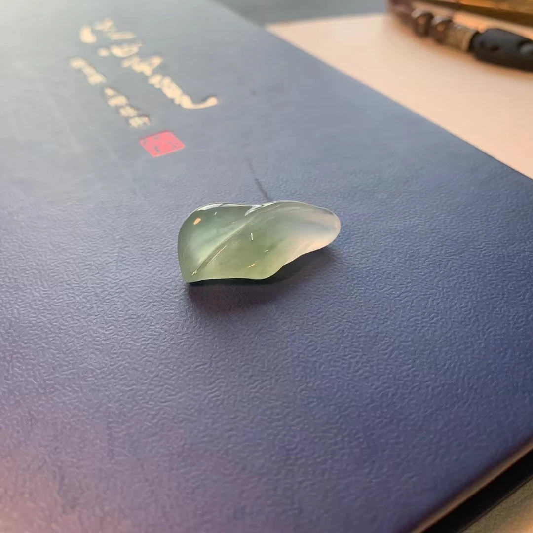 冰种随形翡翠，极简风格