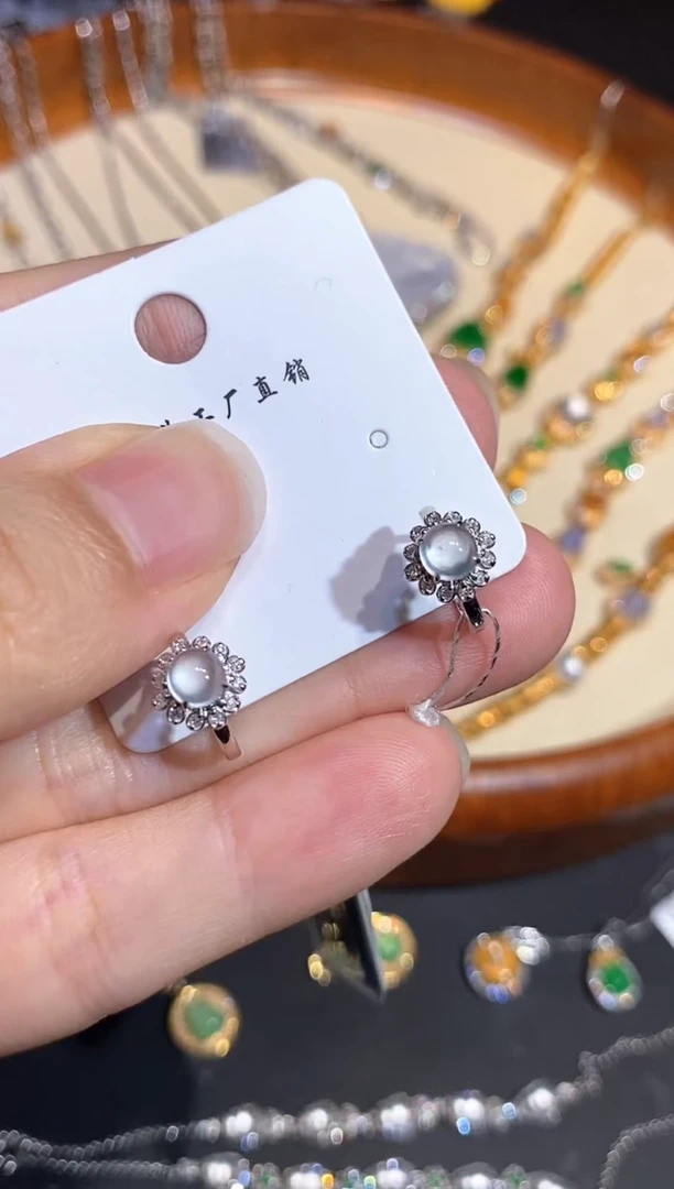 颈饰18K金镶嵌翡翠耳钉