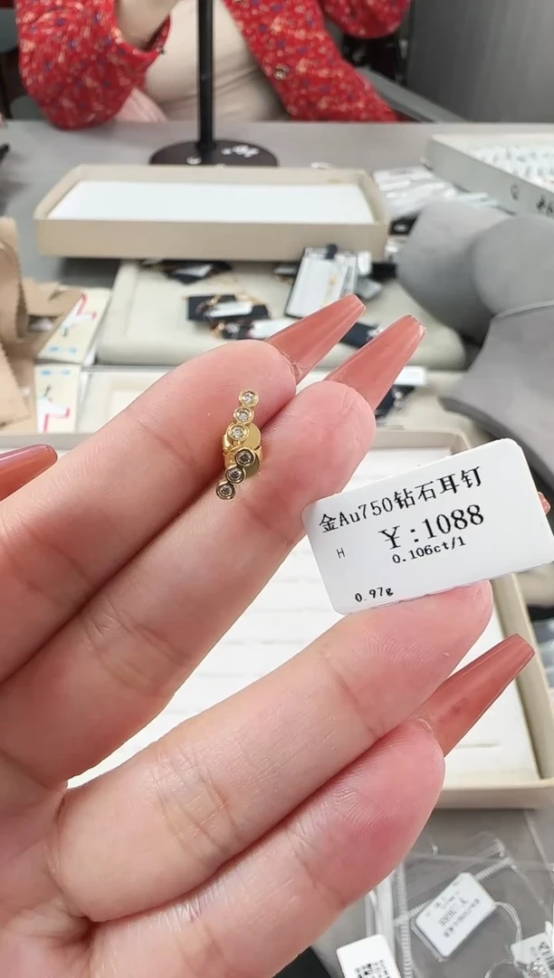 【闪购商品】钻石耳饰18K金镶嵌B2599908901027