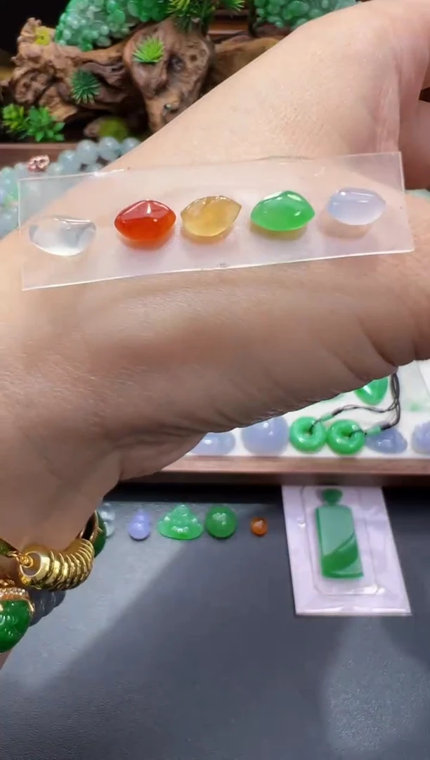 未镶嵌定制翡翠7.4*5.0*3.2切割面