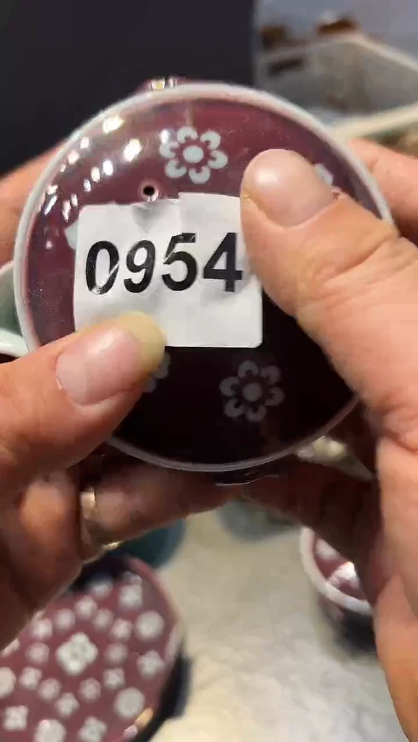 龙泉窑宝相花紫韵手抓宝瓶微瑕0954