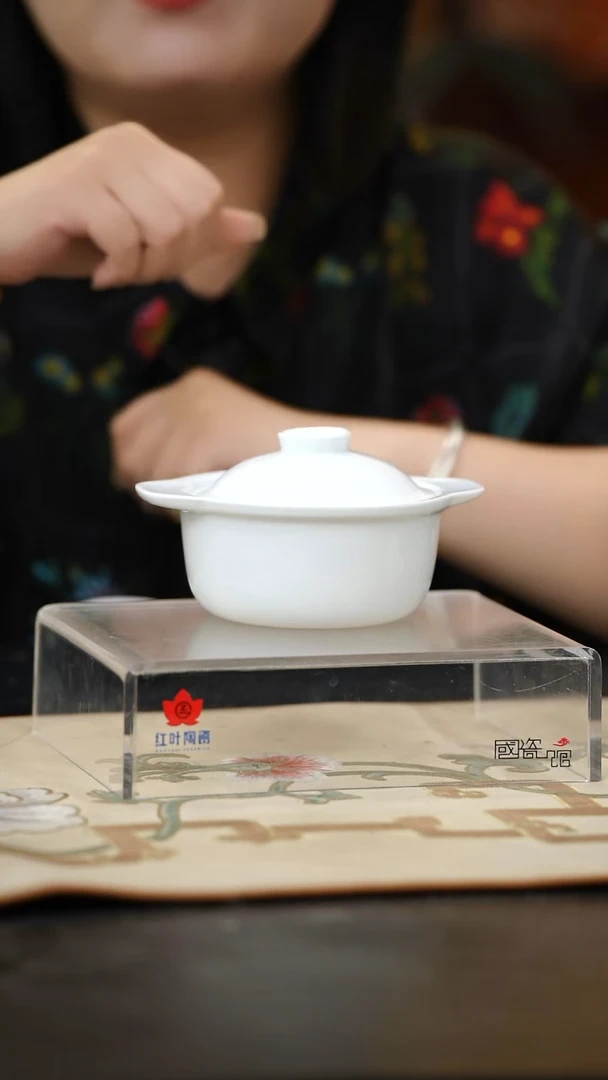 1个微瑕白胎4.5英寸双耳骨盅（带盖）