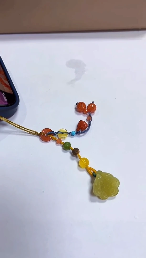 颈饰未镶嵌和田玉（糖玉）挂件