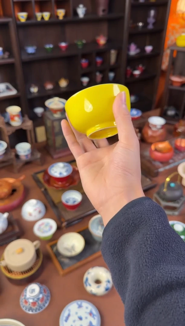 景德镇黄地青花内绘宝相花杯