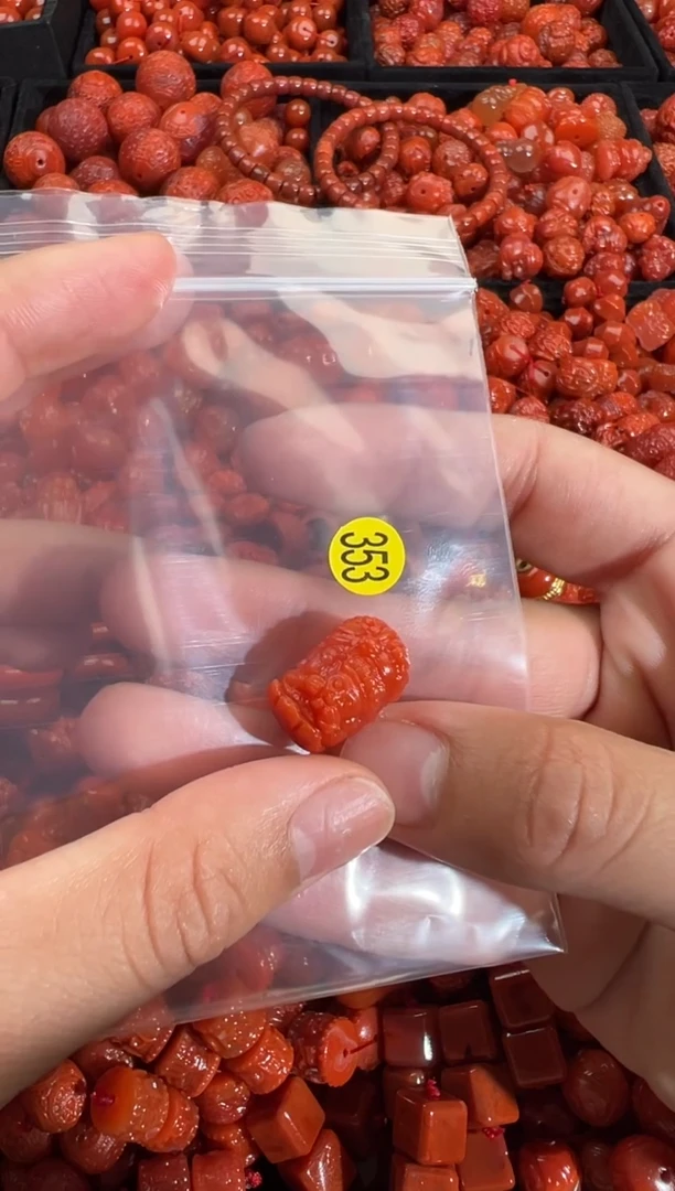 南红玛瑙未镶嵌颈饰1