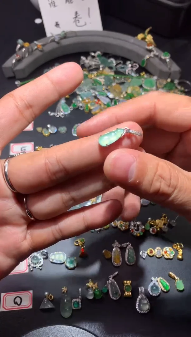 吊坠(不含链)银S925镶嵌翡翠是***亮1