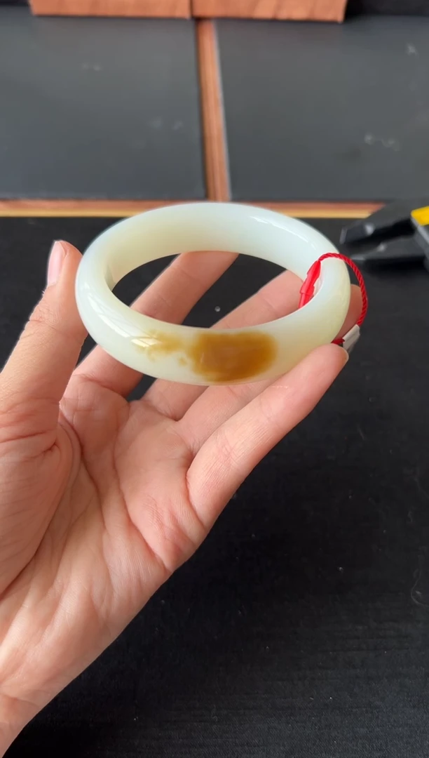 【闪购商品】和田玉手镯未镶嵌且末金山微色差61