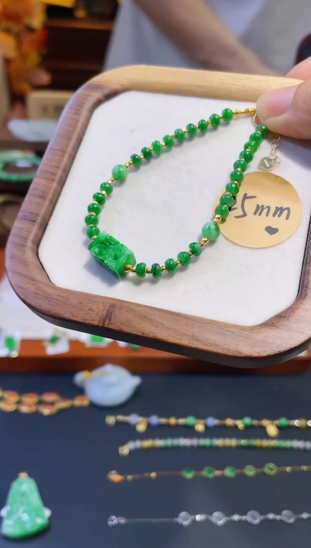 颈饰18K金镶嵌翡翠手链