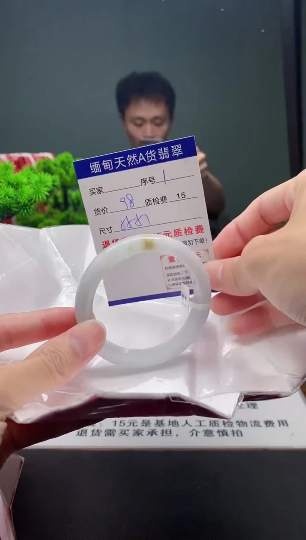 翡翠手镯未镶嵌1缅甸天然A货翡翠需包容瑕疵，介意慎拍