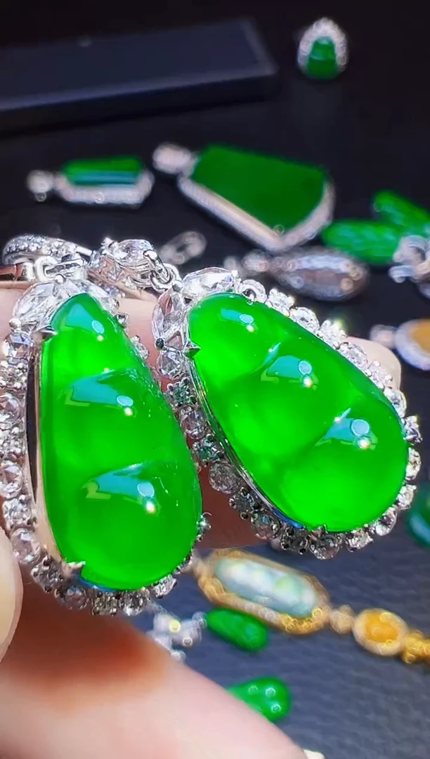 18K金镶嵌翡翠耳饰端**夏翡翠