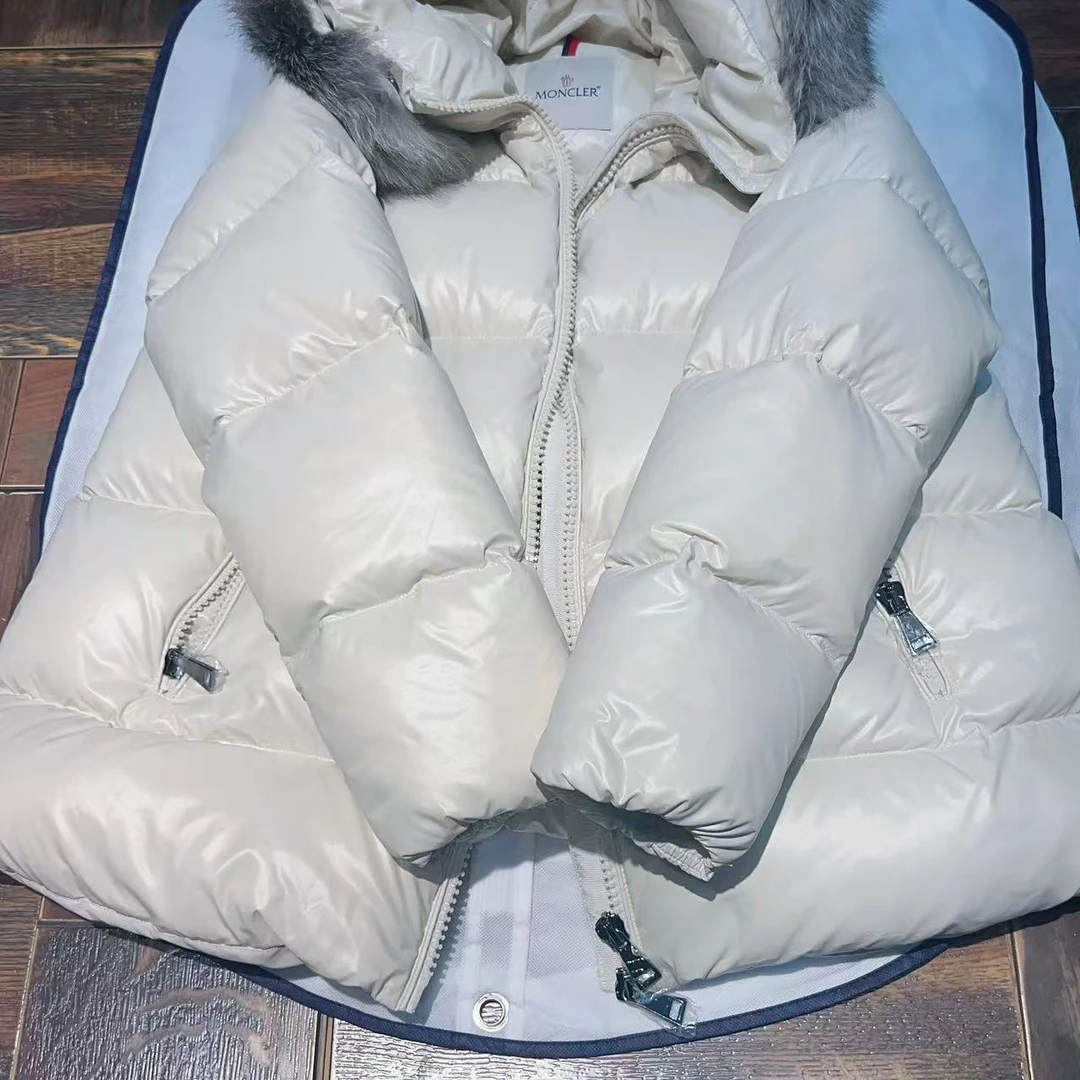 时尚百搭白色拉链帽羽绒外套