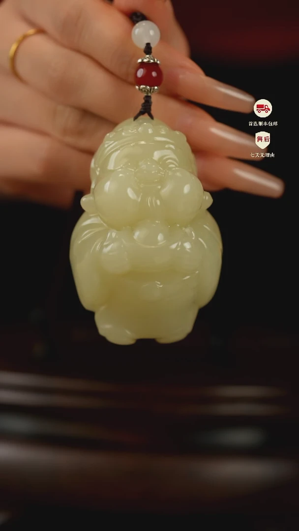 云南石竹叶青雕刻：丰盈在握手把件