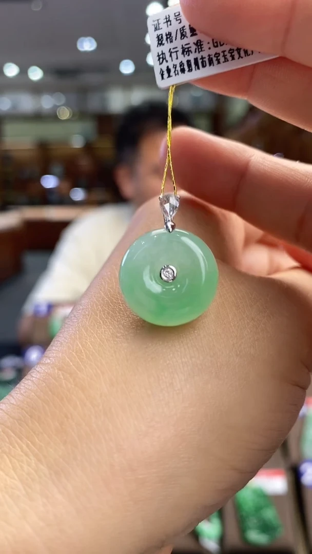 翡翠18K金镶嵌颈饰面包扣