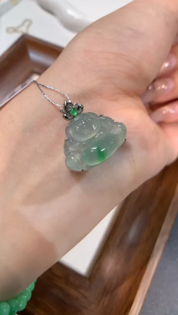 颈饰18K金镶嵌翡翠佛公
