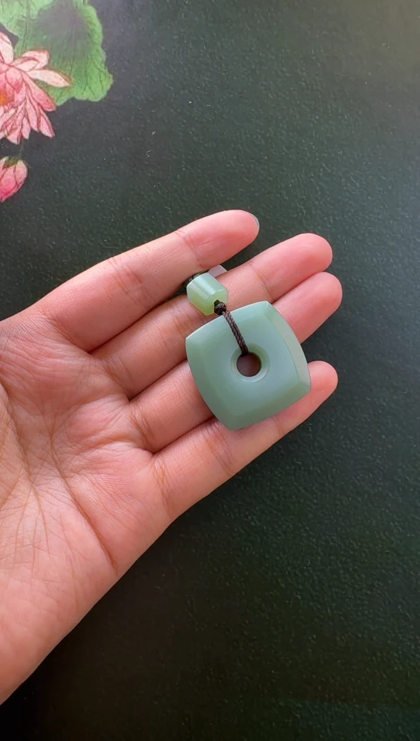 颈饰未镶嵌和田玉吊坠